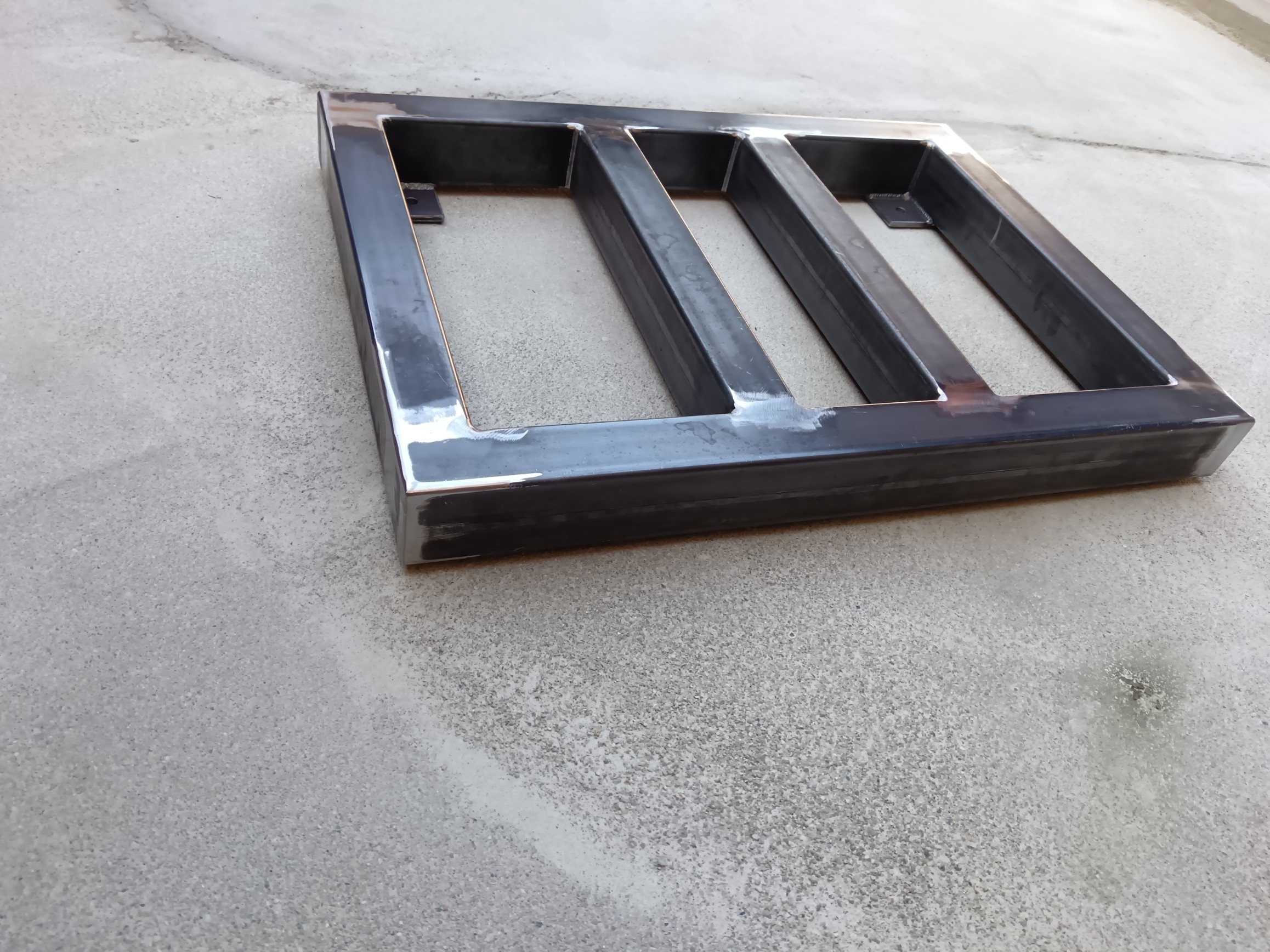 Industrial steel skid frame with a compact low-profile design, precise outer geometry and integrated crossmembers. The fabrication emphasizes clean joint preparation, consistent welding and a solid, production-oriented construction